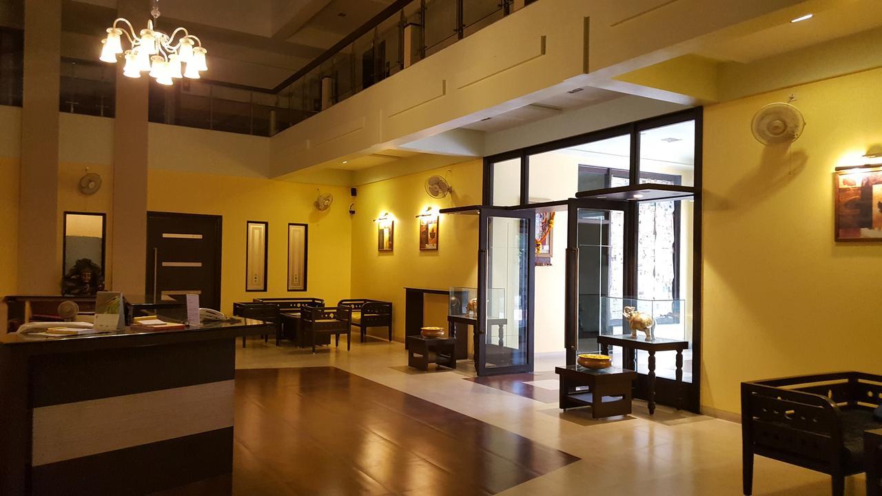 Le Royale Hotel Dadra Exterior foto