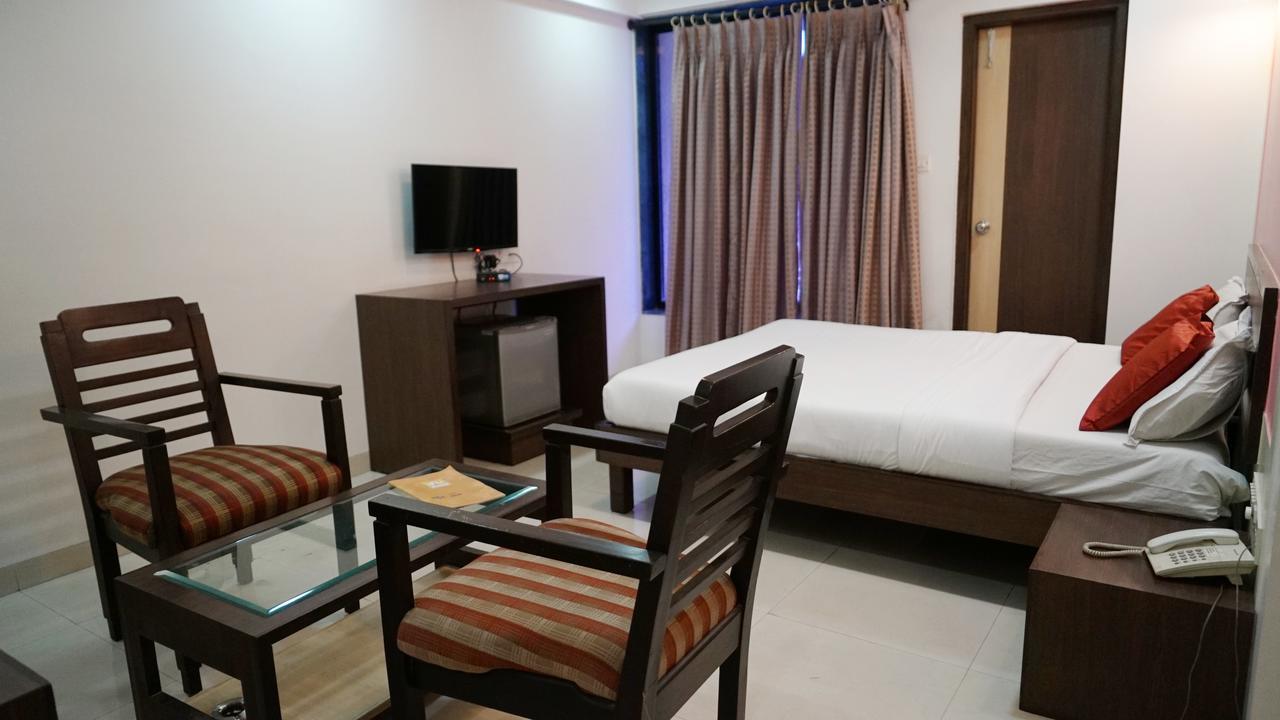 Le Royale Hotel Dadra Exterior foto